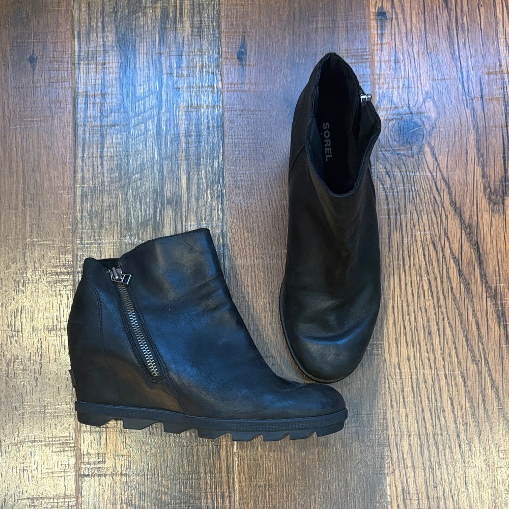 Sorel Black Leather Wedge Ankle Booties with Side Zip